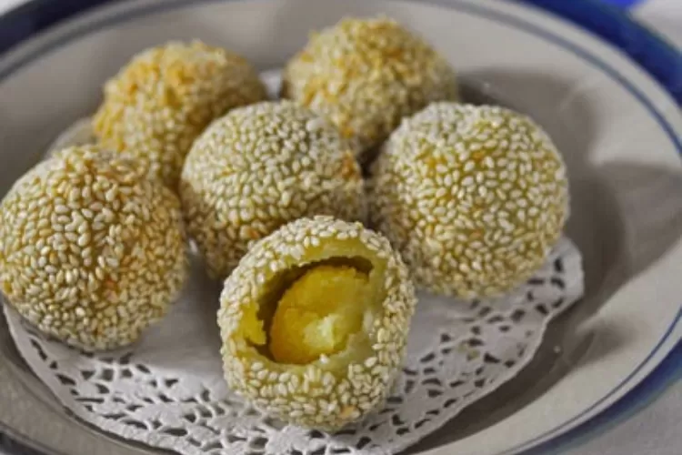 Onde-onde, jajanan tradisional yang sangat populer di Indonesia ini bisa juga ditemukan di Singapura dan Malaysia. (pawonayu.blogspot.com)