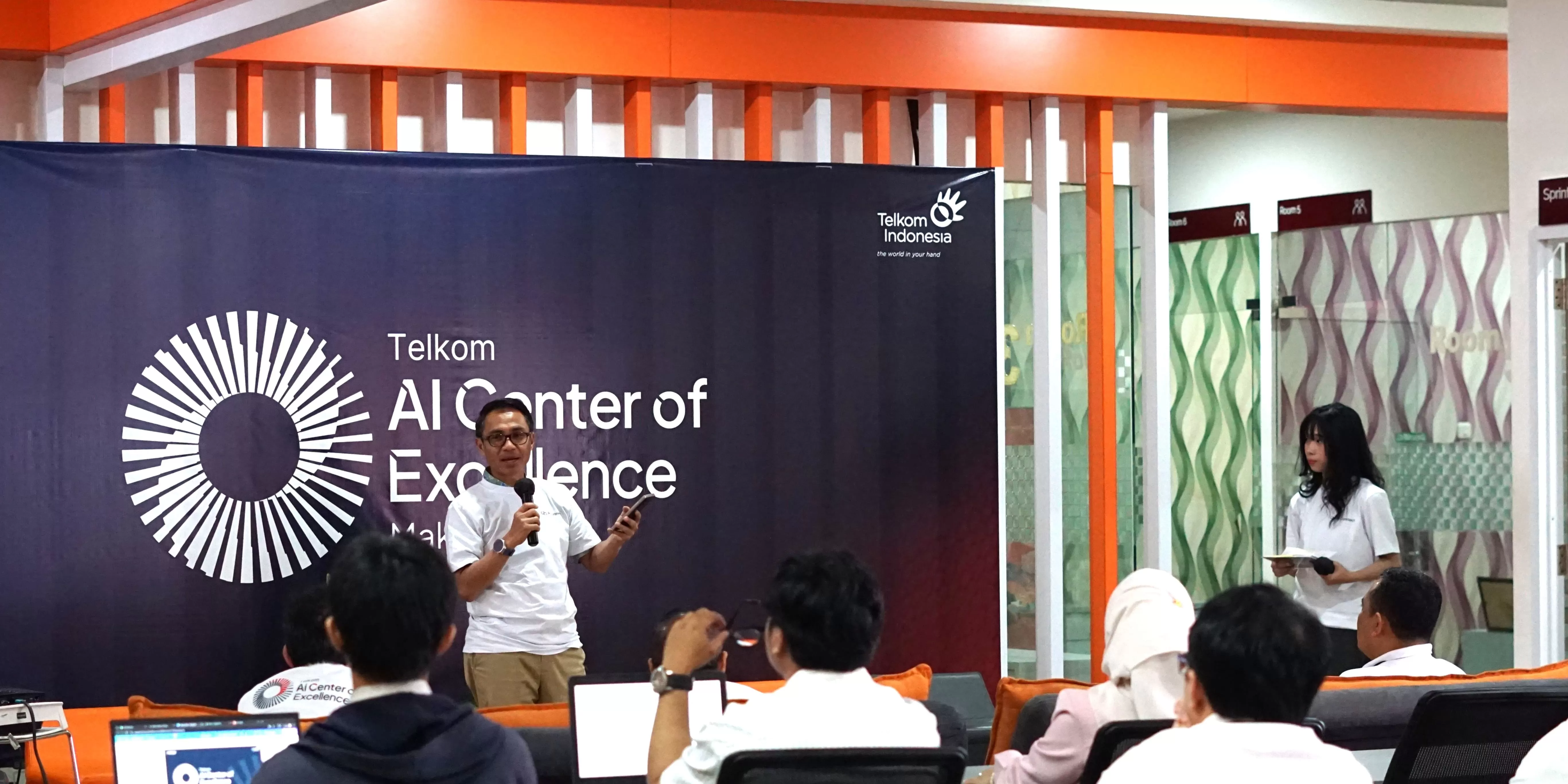 Direktur IT Digital Telkom Faizal Rochmad Djoemadi memberikan sambutan dalam agenda&nbsp;AI Connect Offline Series di AI Center Makassar.