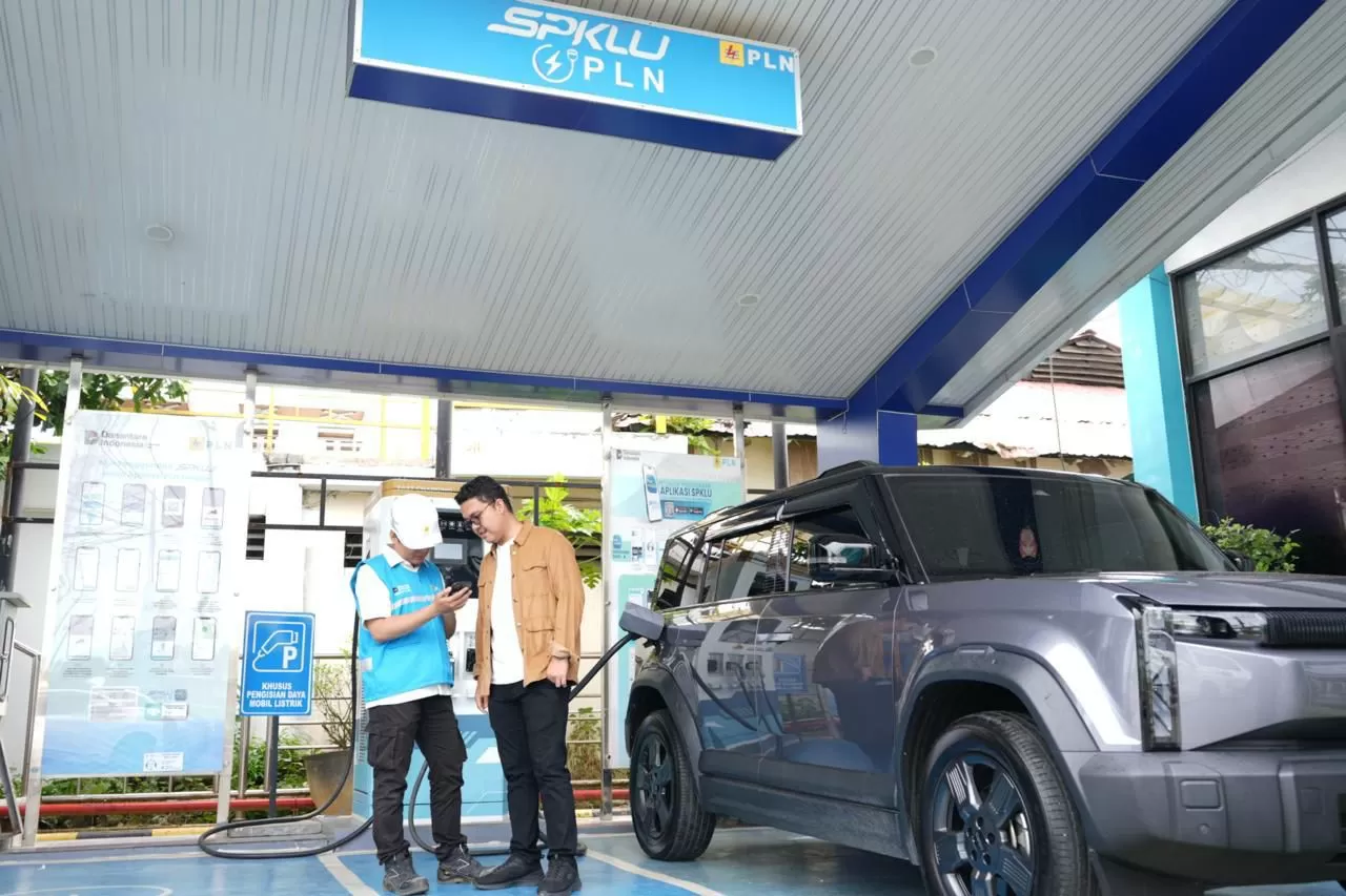Ilustrasi - Petugas PLN tengah memberikan edukasi menu EV di dalam aplikasi PLN Mobile kepada pengguna kendaraan listrik di salah satu SPKLU. (Dok. PLN)