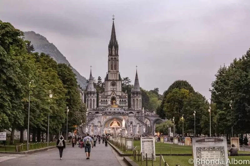 Sanctuary of Our Lady of Lourdes, Gua Maria paling terkenal di dunia. Lokasinya di Lourdes, Prancis Selatan. (albomadventures.com/Rhonda Albom)