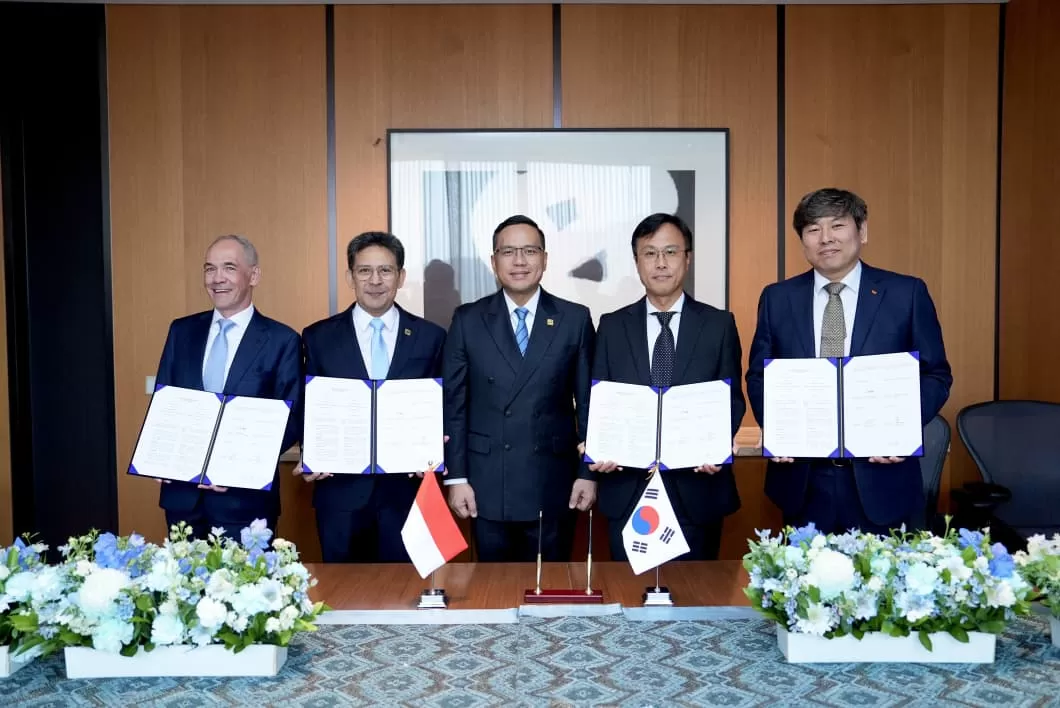 Dirut Pertamina, Simon Aloysius Mantiri, menyaksikan penandatangan MoU antara PT Pertamina Hulu Energi (PHE) dengan POSCO International di Seoul, Korea Selatan (1/4). (Dok. PHE)