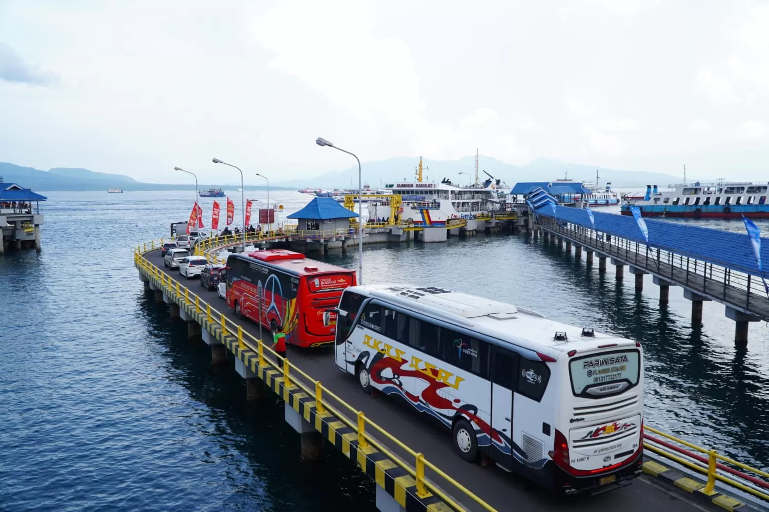 ASDP terapkan strategi terpadu dan kolaborasi lintas sektor untuk atasi lonjakan kendaraan di Pelabuhan Ketapang. (Dok. ASDP)