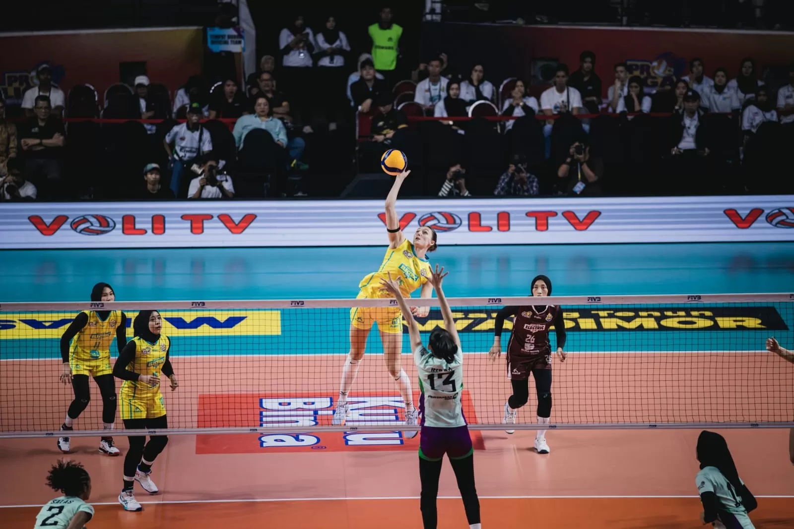 Electric PLN Mobile kalahkan Pertamina Enduro 3-2 di laga pembuka Final Four Proliga 2026 Surabaya setelah duel sengit lima set yang menegangkan. (Dok. PLN)