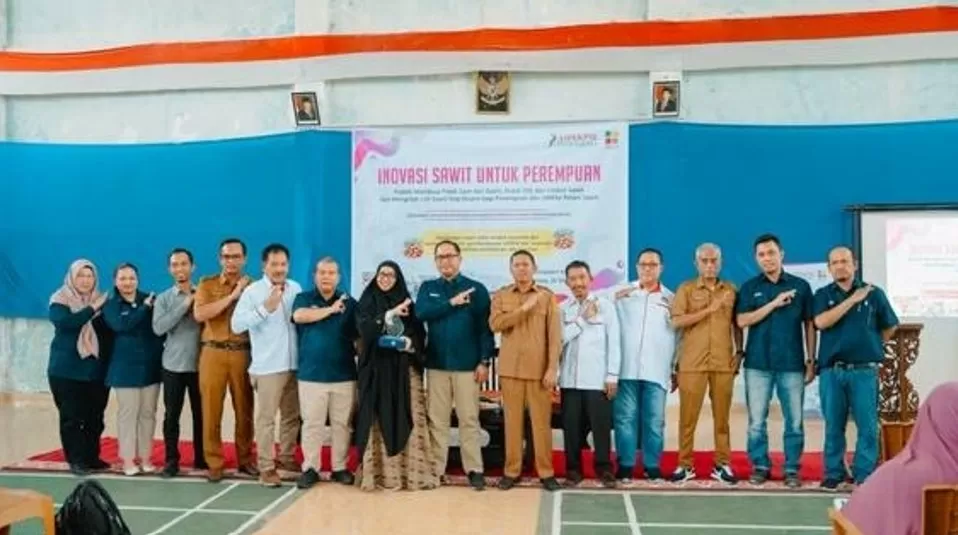 PTPN IV PalmCo dorong kemandirian ekonomi perempuan melalui pelatihan pengolahan limbah sawit menjadi produk bernilai ekonomi di wilayah perkebunan. (Dok. PTPN)