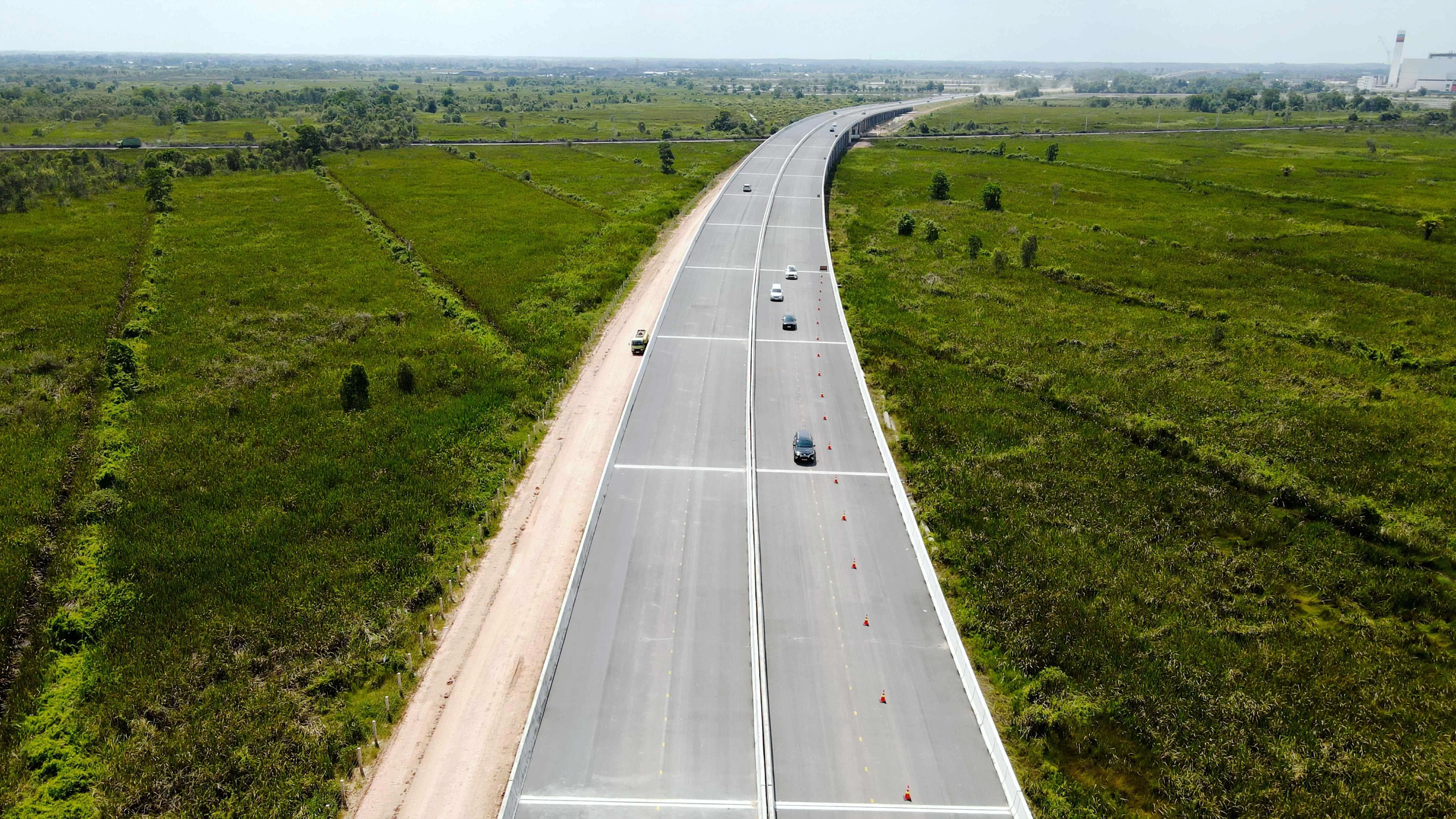 Infrastruktur terus dikebut. Suplai beton untuk proyek tol ini hampir rampung.