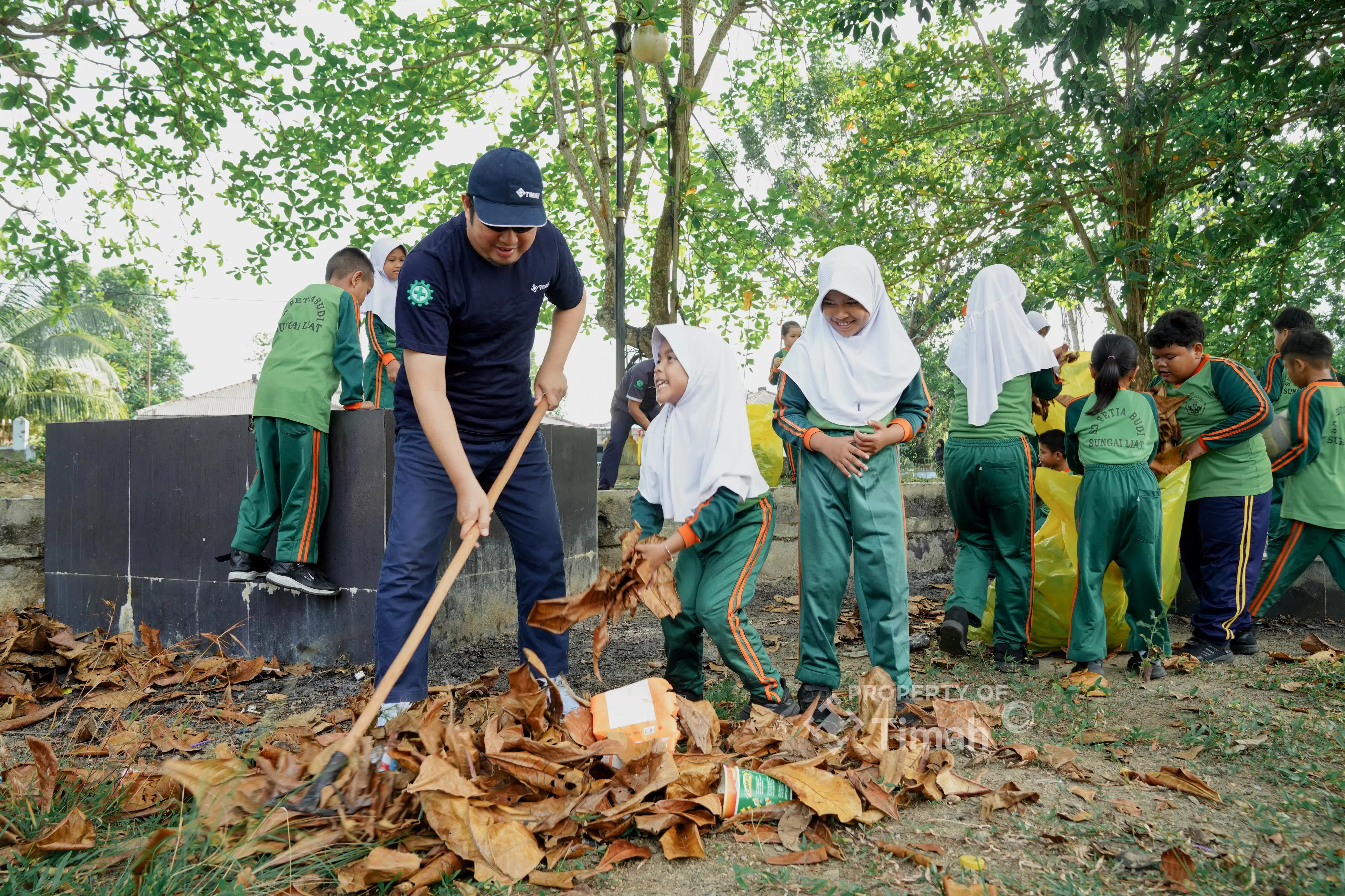 Ruang publik bersih, aktivitas makin nyaman. Aksi gotong royong di Taman Sari Sungailiat.