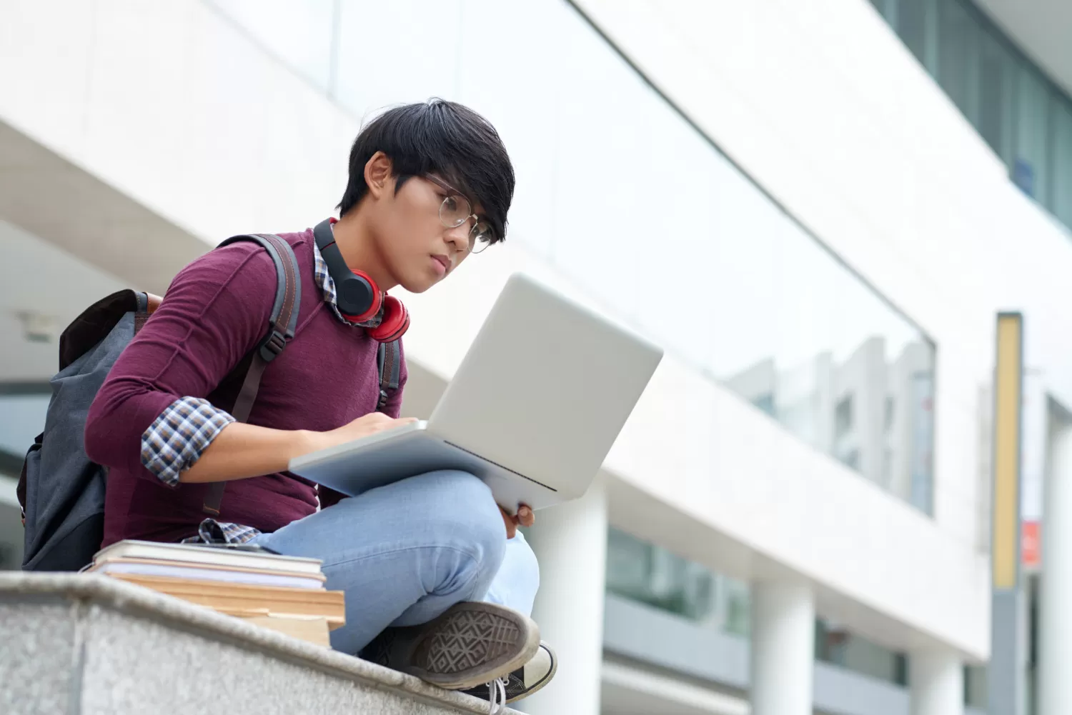 Ilustrasi - Ide bisnis bagi mahasiswa yang hanya butuh modal gadget. (Freepik/pressfoto)