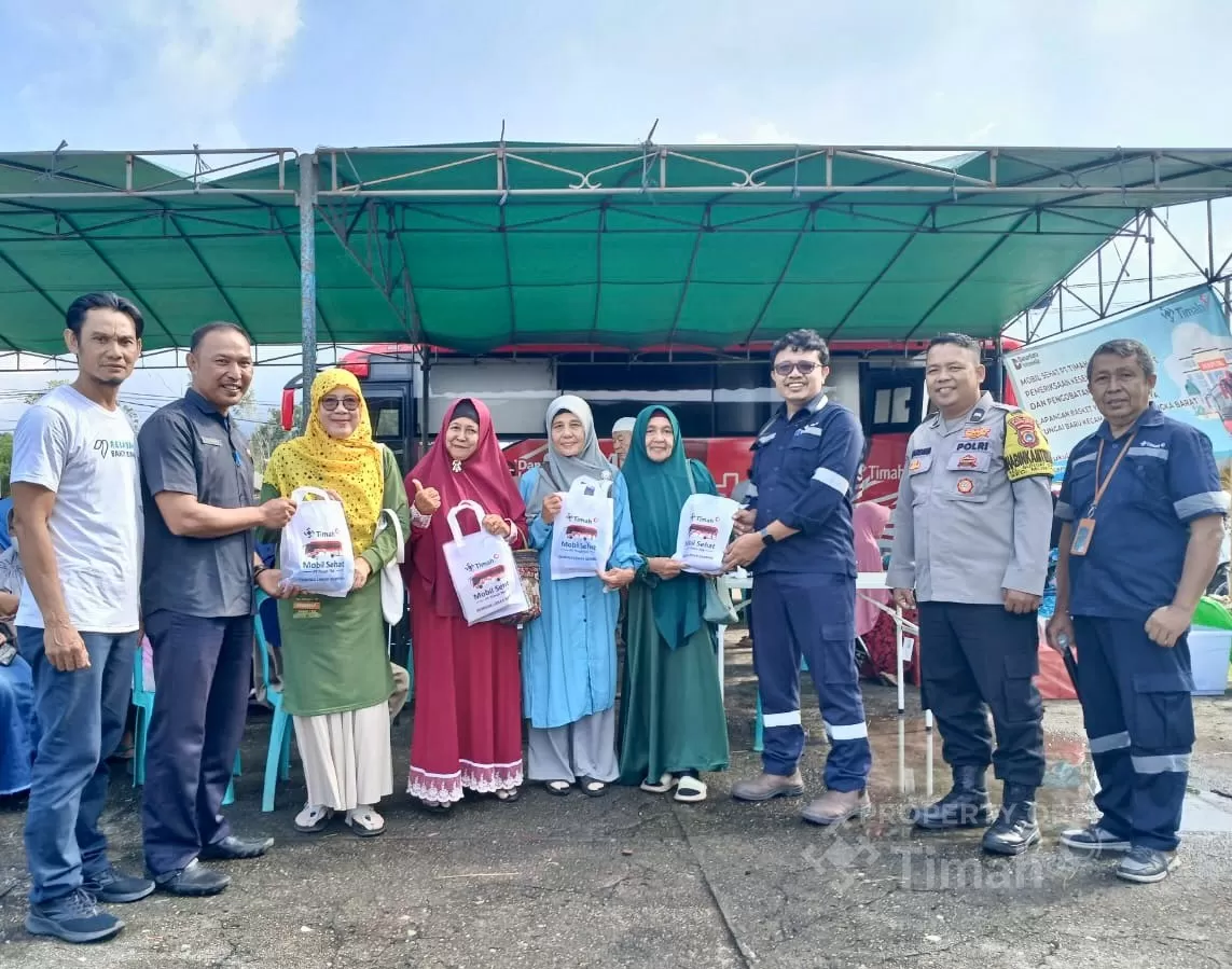 Warga Mentok antusias memanfaatkan layanan kesehatan gratis PT TIMAH. Program Mobil Sehat bantu deteksi dini penyakit dan permudah akses pengobatan. (Dok. PT Timah)