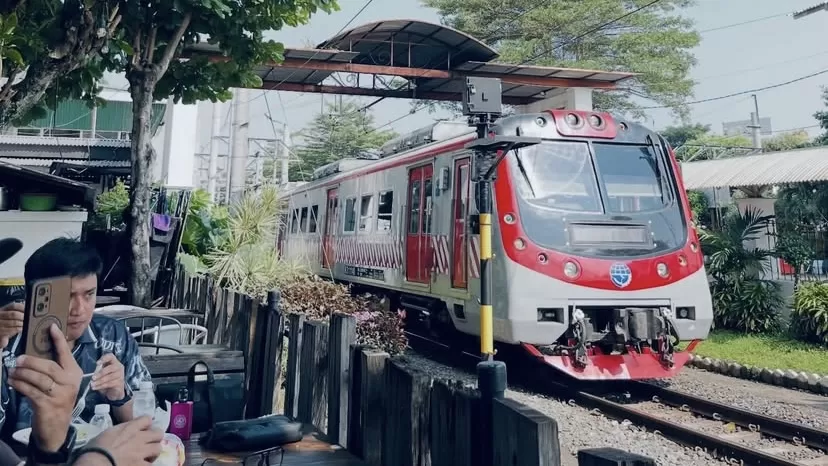 Ilustrasi - Loko Caf&eacute; Malioboro hadirkan spot unik berlatar kereta api, tawarkan pengalaman santai sambil kuliner di jantung Yogyakarta.