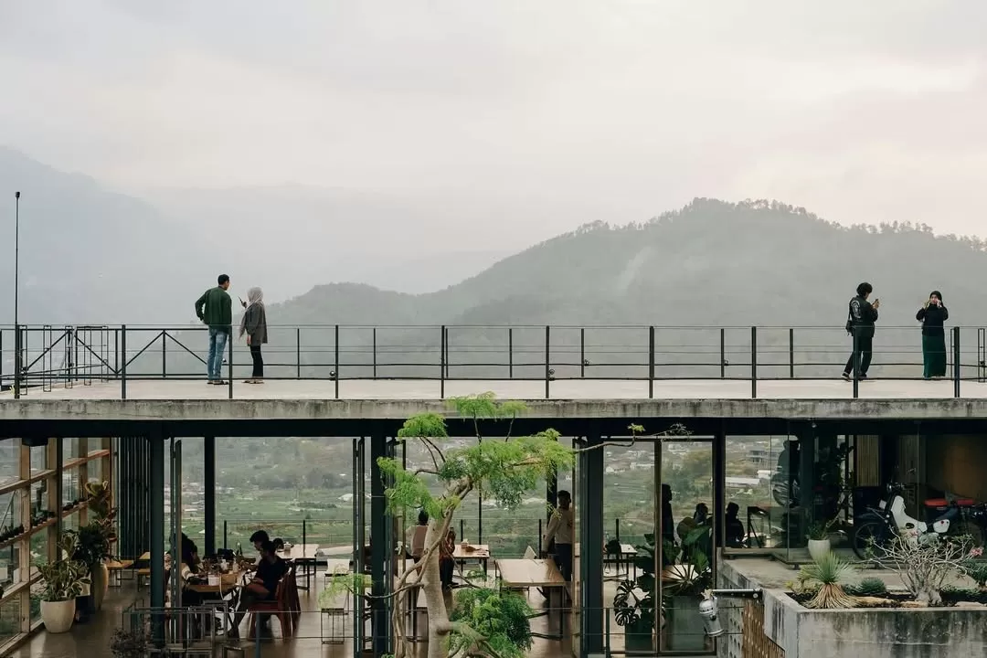 Concrete Cafe, Batu, dengan latar belakang dan pemandangan ke arah pegunungan Batu. (Instagram/@concretebatu)