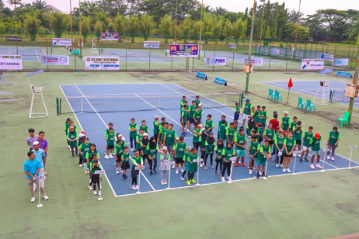 Para atlet tenis junior saat sedang persiapan pertandingan tenis di venue tenis Region Office PTPN IV Regional III beberapa waktu lalu. (Dok. PTPN IV Regional III)