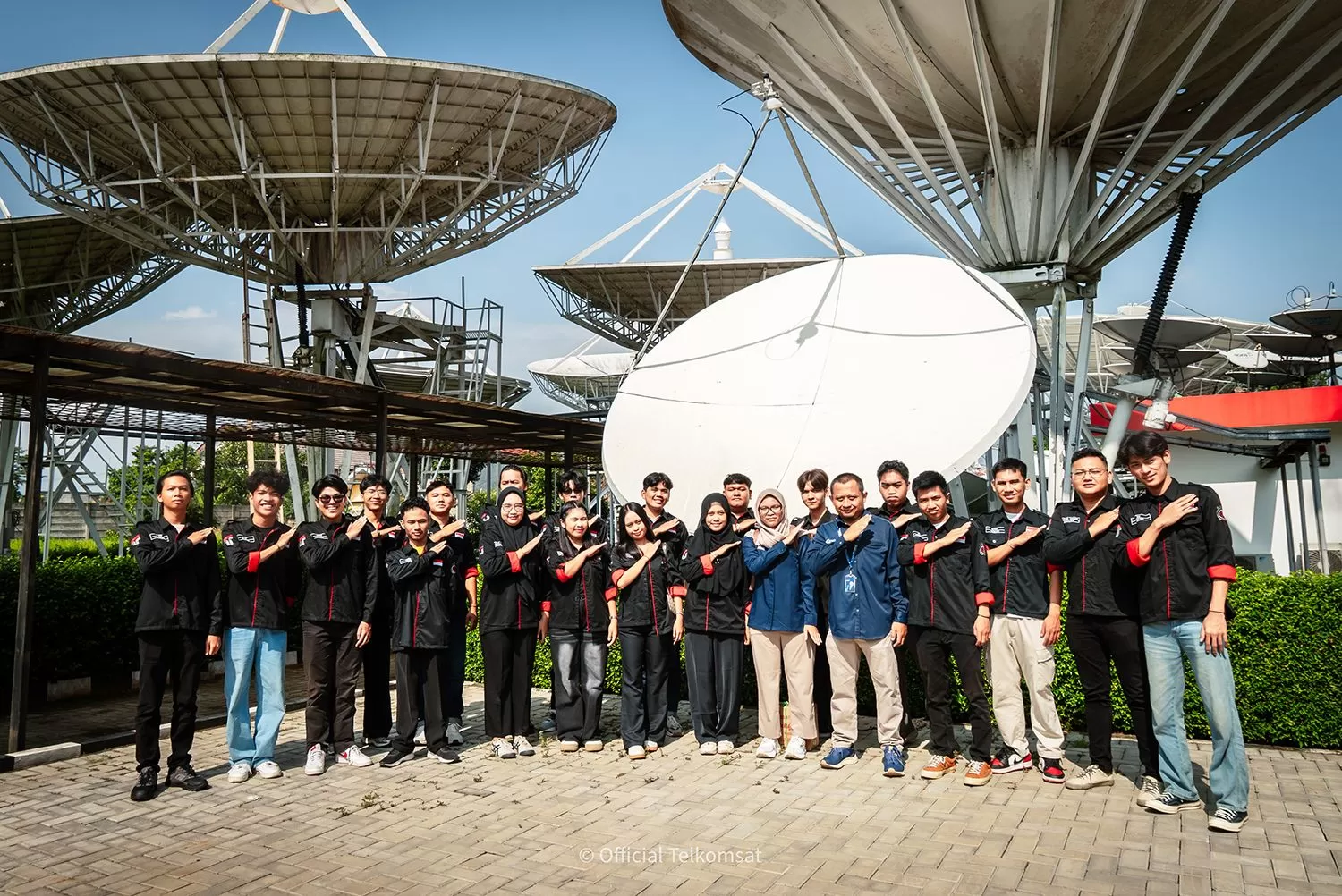 Telkomsat menerima kunjungan mahasiswa Telkom University Purwokerto di Bogor untuk mengenal industri satelit, teknologi orbit, dan operasional layanan komunikasi. (Dok. Telkomsat)