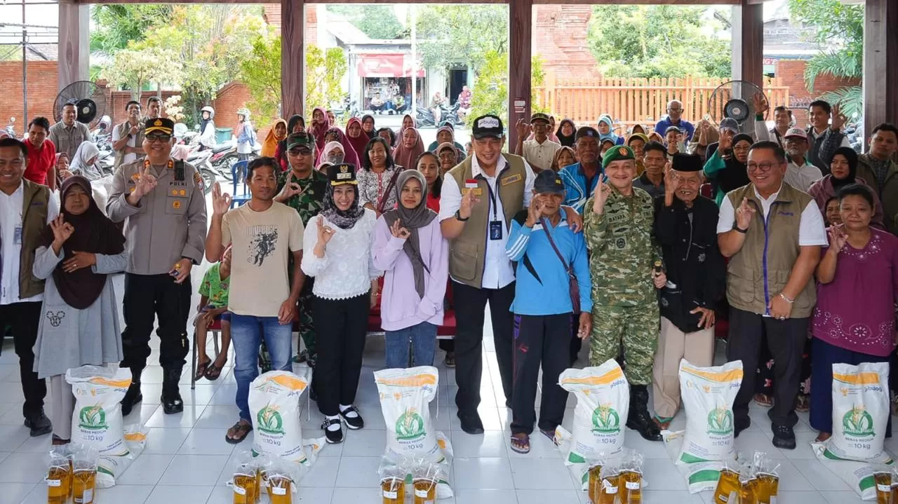 Dirut BULOG meninjau penyaluran bantuan pangan di Mojokerto, memastikan distribusi tepat sasaran bagi ratusan penerima dan menjaga stabilitas harga pangan nasional.   (Dok. BULOG)