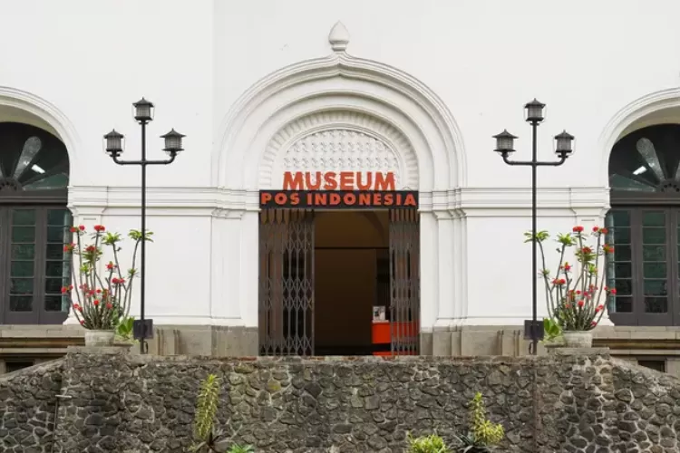 Museum Pos menempati bangunan bergaya kolonial di Bandung. Lokasinya di jalan Cilaki no 73.   (posindonesia.co.id)