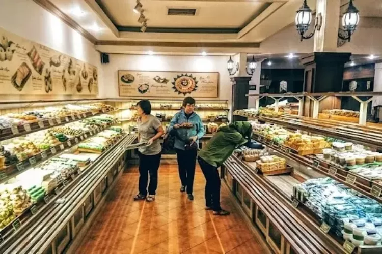 Sari-sari Jajan Pasar punya dua cabang di Bandung, yaitu di Tirtayasa dan Sukaresmi.  (Google/Sari-sari - Aneka Kue Jajan Pasar)