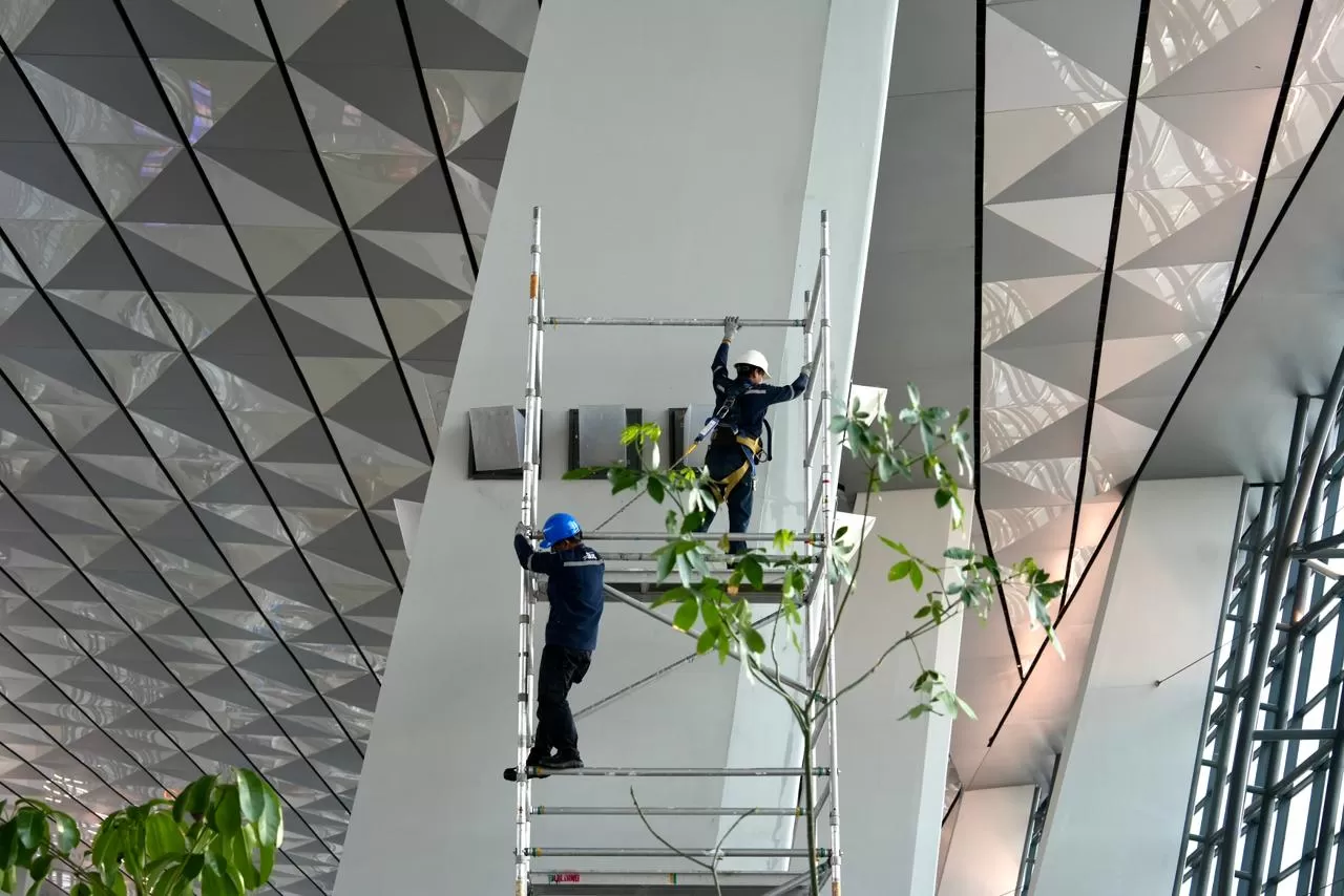 Setelah hujan lebat dengan intensitas tinggi, petugas operasional bandara langsung melakukan penanganan, termasuk pembersihan dan pembatasan area terdampak, sehingga kondisi dapat segera dikendalikan. (DOK. PT Angkasa Pura Indonesia)