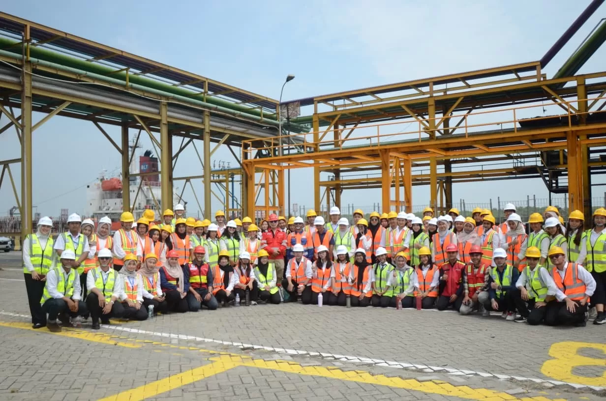 Pelindo Multi Terminal (SPMT) menggelar kegiatan port visit dan induksi bagi para peserta magang pada Selasa (31/3). (pelindomultiterminal.co.id)