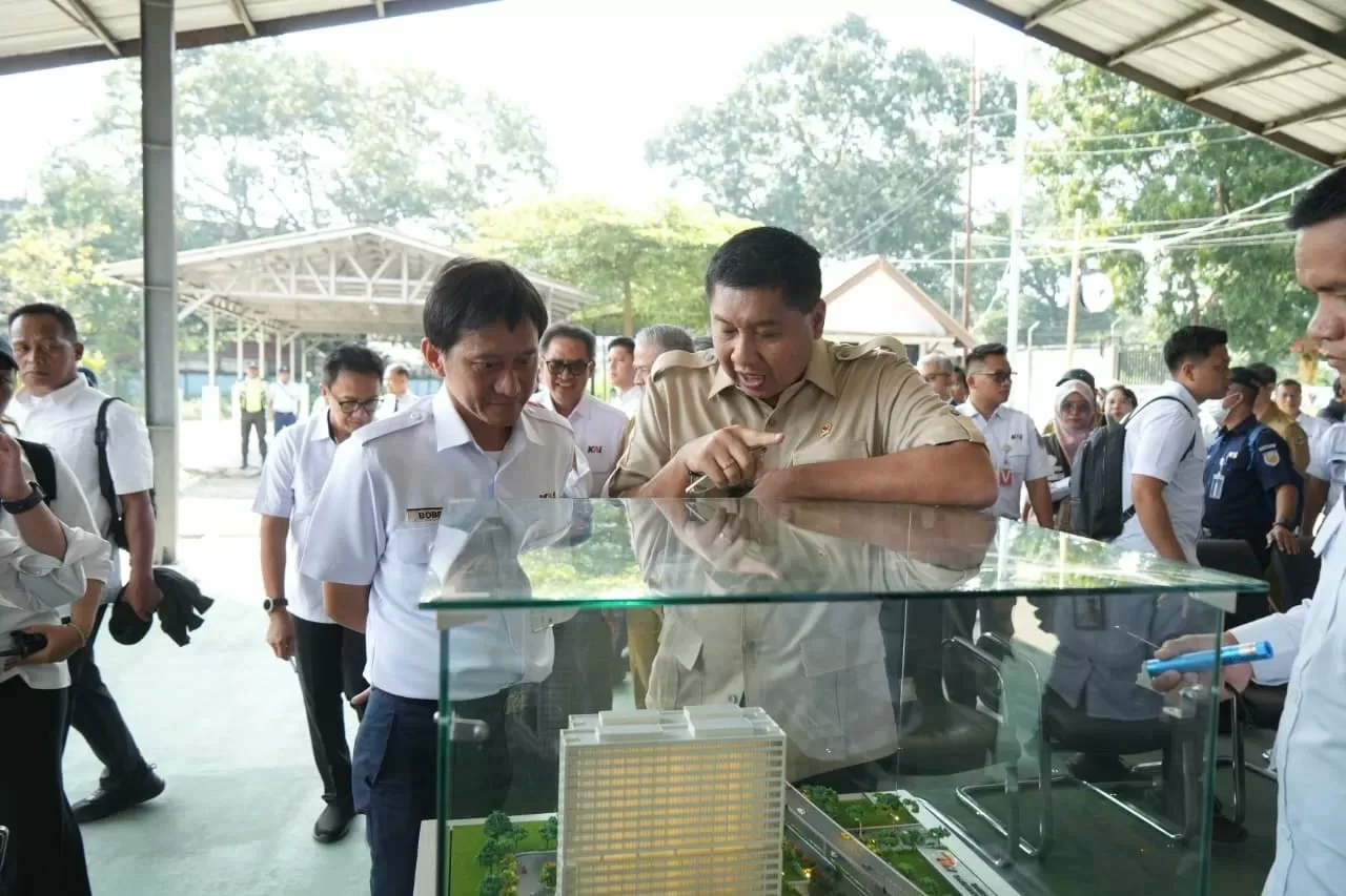 Menteri PKP Maruarar Sirait bersama Dirut KAI Bobby Rasyidin melakukan peninjauan lahan milik KAI di sekitar Balai Yasa Jembatan Kiaracondong, Bandung, pada Senin (6/4). (pkp.go.id)