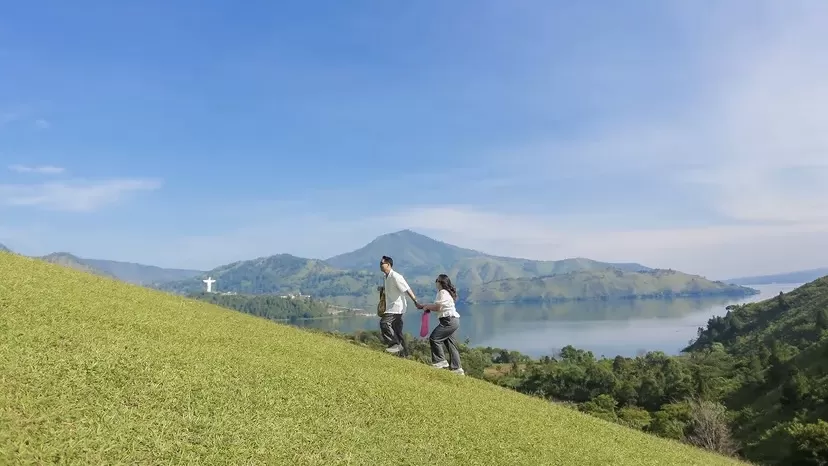 Samosir selalu punya cara bikin nyaman, salah satunya lewat Bukit Cinta ini.