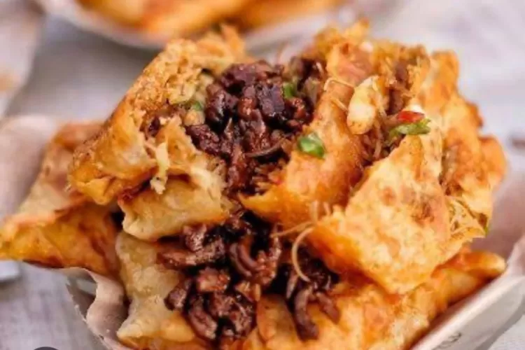 Martabak ini unik karena tampilannya mirip martabak telur tapi isinya mie, usus ayam, kulit, dan ceker.  (Shopee/rasyacyrar.a)