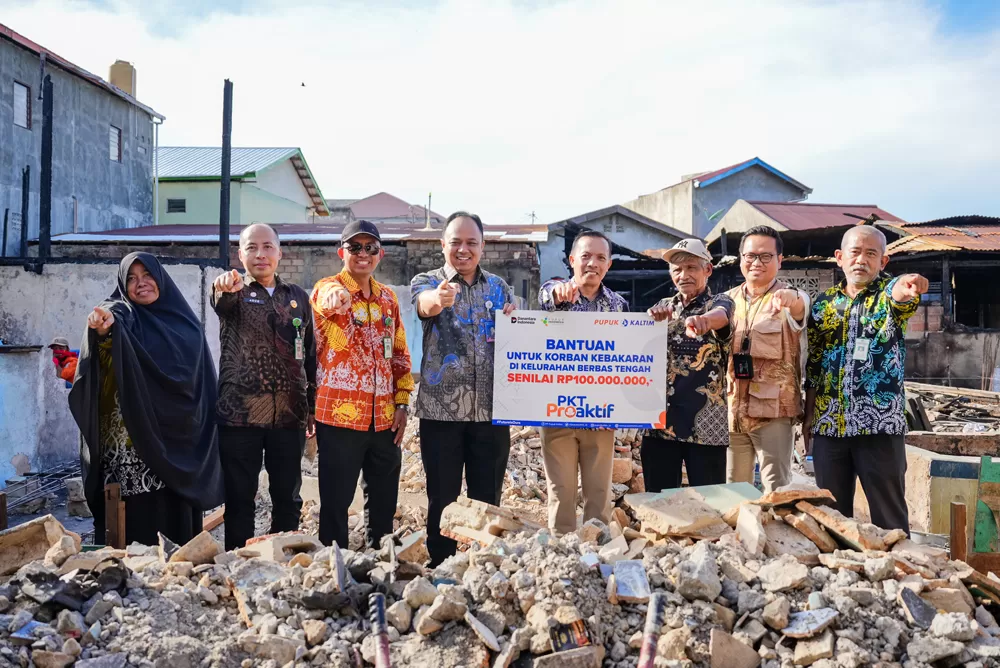 PKT salurkan bantuan Rp100 juta bagi korban kebakaran Berebas Tengah. Dukungan ini bantu pemulihan 17 KK terdampak di Bontang Selatan. (Dok. Pupuk Kaltim)