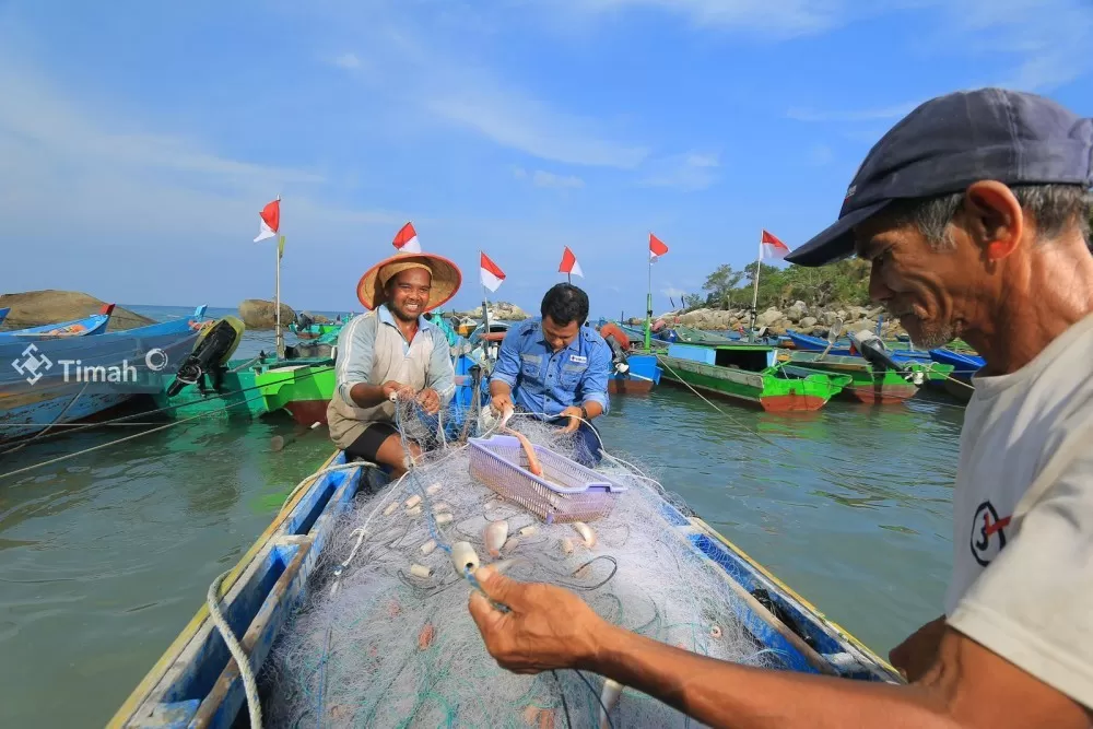 PT TIMAH perkuat kesejahteraan nelayan lewat bantuan alat tangkap, jaminan sosial, program lingkungan, hingga perbaikan infrastruktur pesisir berkelanjutan. (Dok. PT Timah)