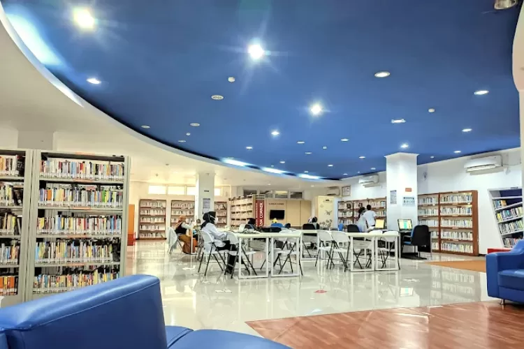 Perpustakaan Umum Kota Surabaya merupakan perpustakaan terbesar di Surabaya. Lokasinya di tengah kota, tepatnya di Kompleks Gedung Balai Pemuda. (Google/Jue Viole Grace)