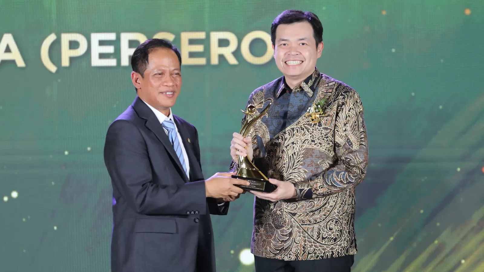 Direktur Keuangan dan Manajemen Risiko Bio Farma, Jeffri Susanto, menerima penghargaan PROPER Emas yang diserahkan oleh Menteri Lingkungan Hidup, Hanif Faisol Nurofiq pada 7 April.