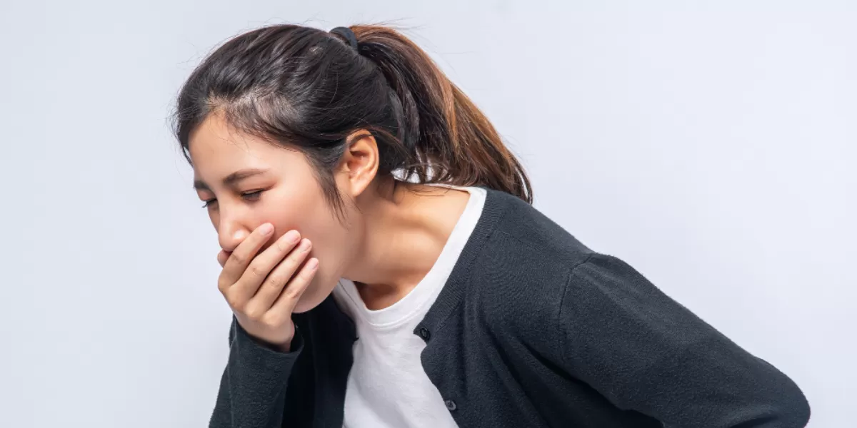 Muntah asam lambung dari mulut bisa jadi tanda masalah lambung akut. Kenali gejala, penyebab, dan cara mengurangi risiko agar kesehatanmu tetap terjaga. (Freepik/jcomp)