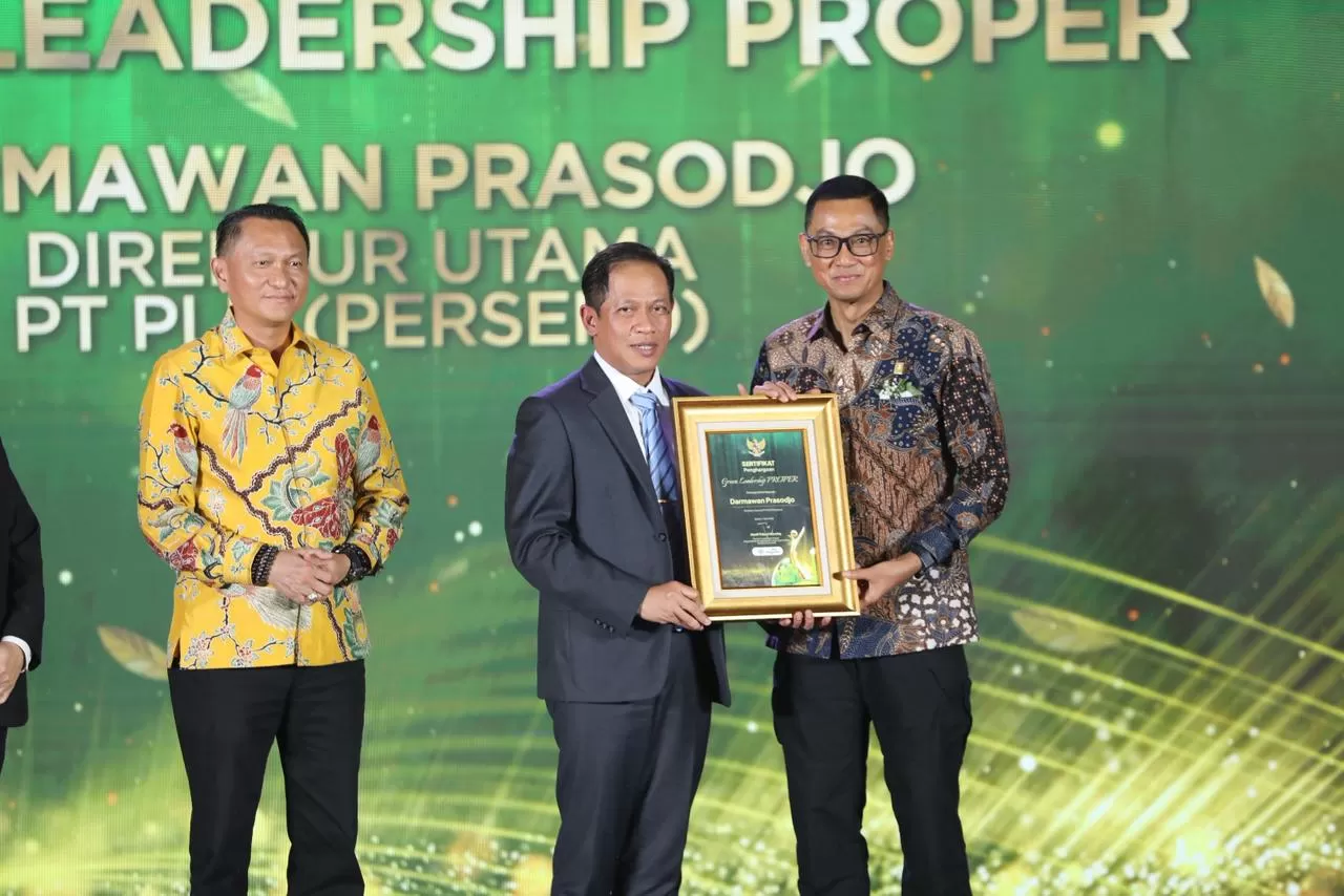 Penyerahan penghargaan Green Leadership PROPER (Dok. PLN)