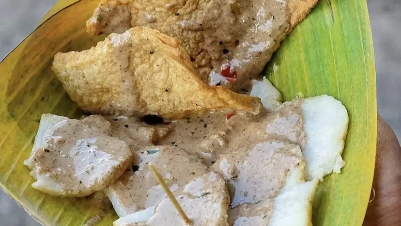 Rasa gurih dengan aroma wijen yang khas. Cabuk rambak jadi pilihan sarapan favorit warga Solo.