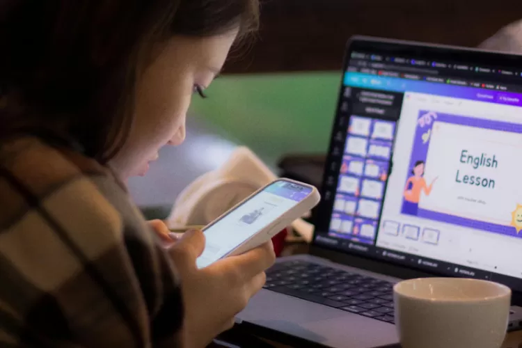 Ilustrasi. Saat ini belajar bahasa Inggris tidak harus secara formal tapi bisa dilakukan secara autodidak melalui website dan aplikasi. (Pexels/Kenzhar Sharap)