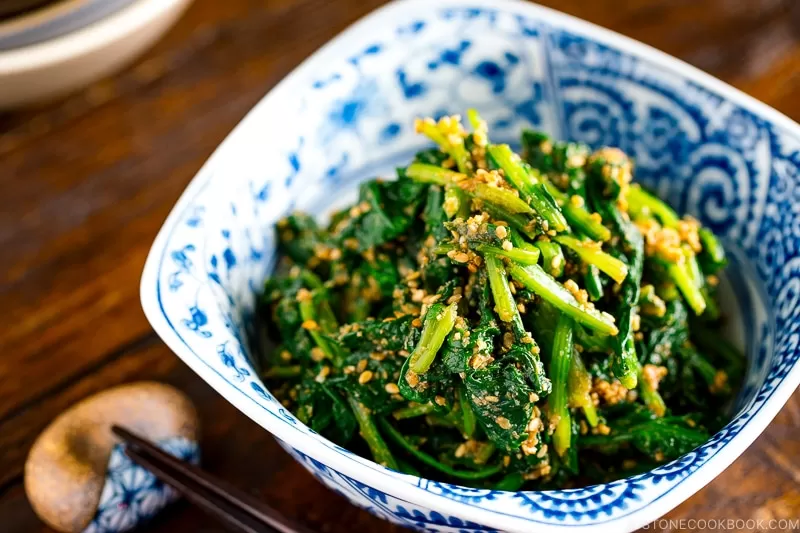 Goma-ae atau salad bayam yang dimasak dengan direbus setelah itu disiram air dingin (blanched).  (justonecookbook.com)