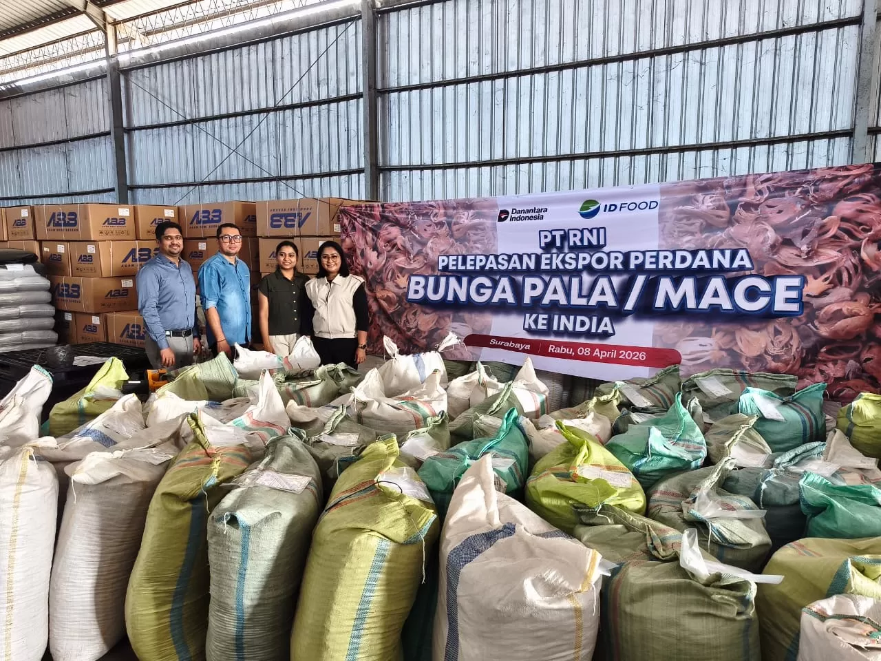 Ekspor perdana komoditas bunga pala (mace) tujuan India oleh ID FOOD di Pelabuhan Tanjung Perak, Surabaya, Rabu (8/4/2026).