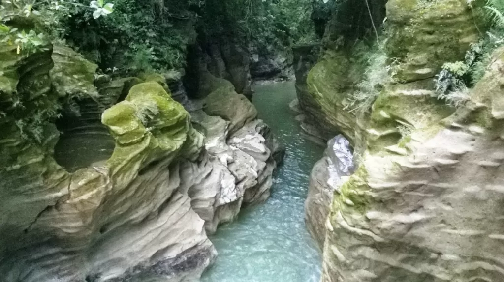 Banyak orang menyamakan pemandangan Kedung Cinet dengan Grand Canyon dalam ukuran kecil.  (ksmtour.com via viu.id)