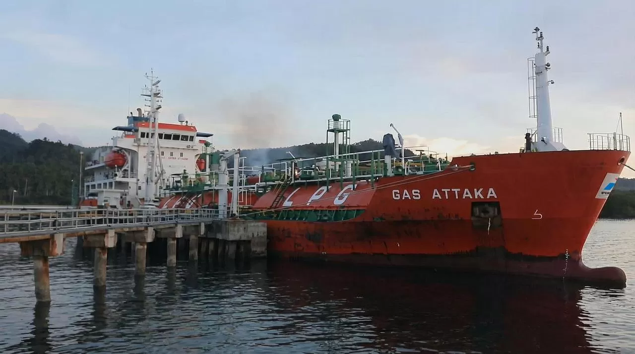 Pertamina Patra Niaga tugaskan MT Gas Attaka untuk distribusi LPG ke wilayah akses terbatas, dukung pasokan energi melalui logistik laut yang dinamis dan aman. (Dok. Pertamina)