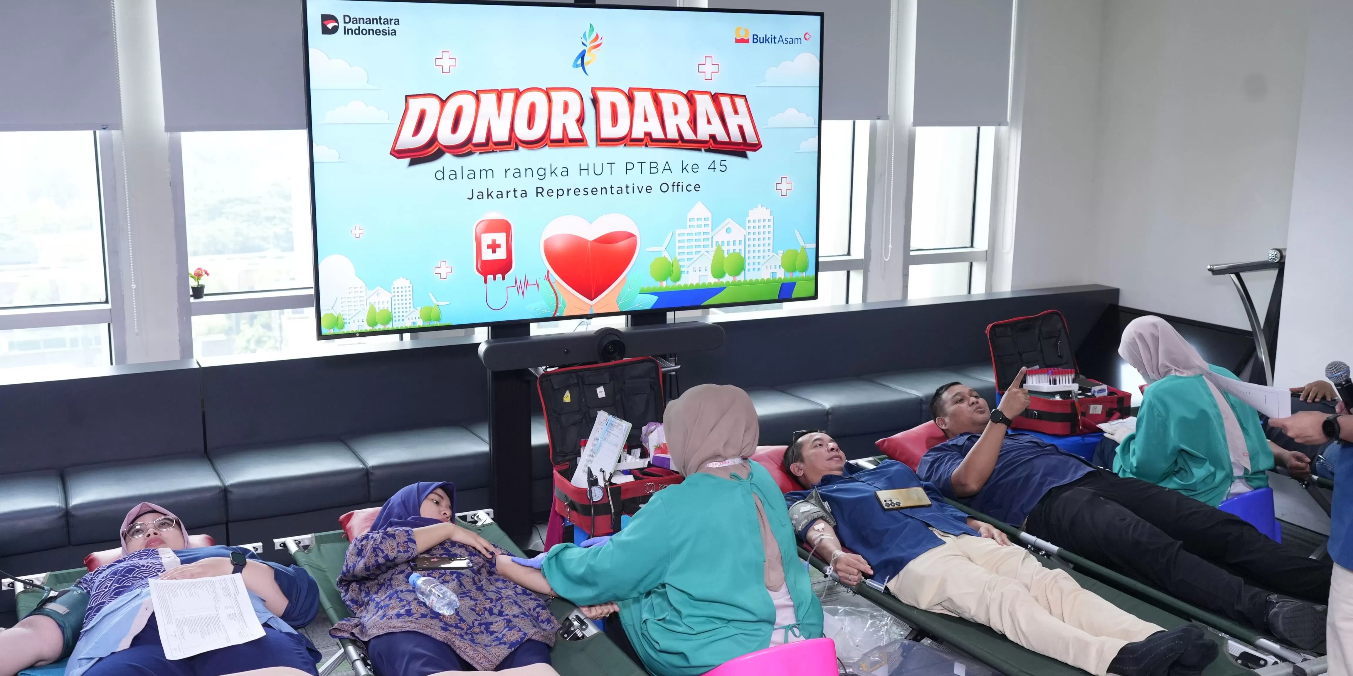 Rayakan HUT ke-45, PT Bukit Asam gelar donor darah bersama PMI, puluhan kantong darah berhasil dikumpulkan untuk bantu sesama.
