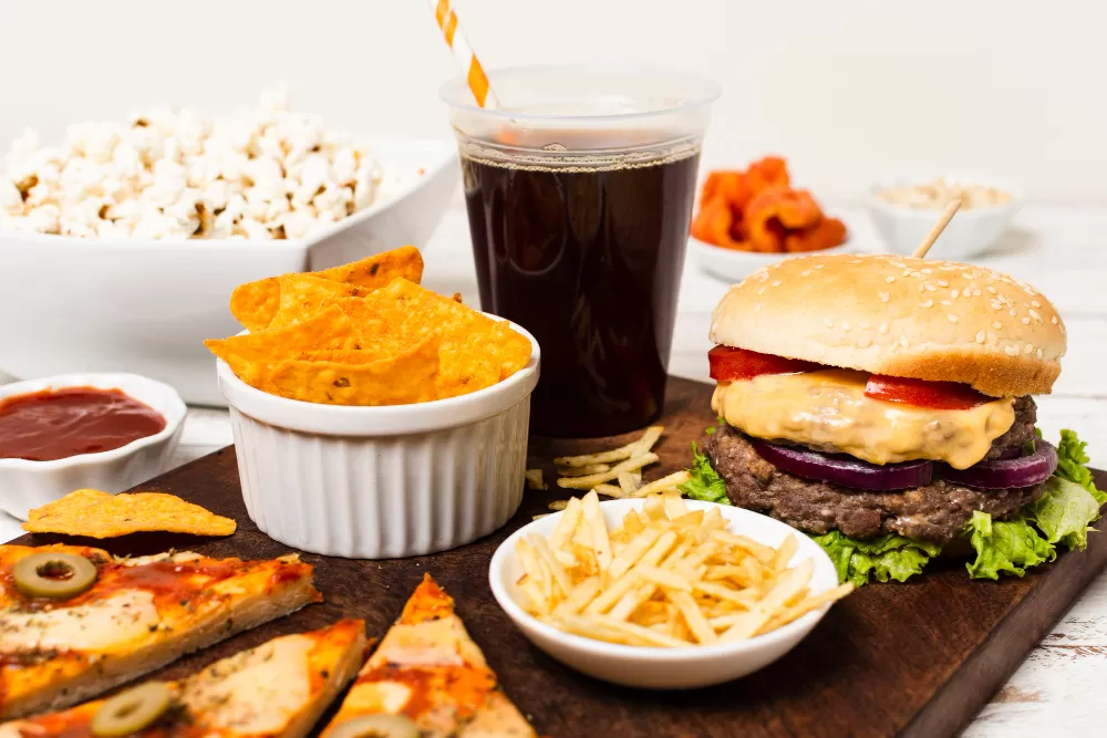 Konsumsi junk food berlebihan bisa picu obesitas, diabetes, hingga penyakit jantung. Kenali bahayanya dan mulai ubah pola makanmu sekarang. (Freepik)