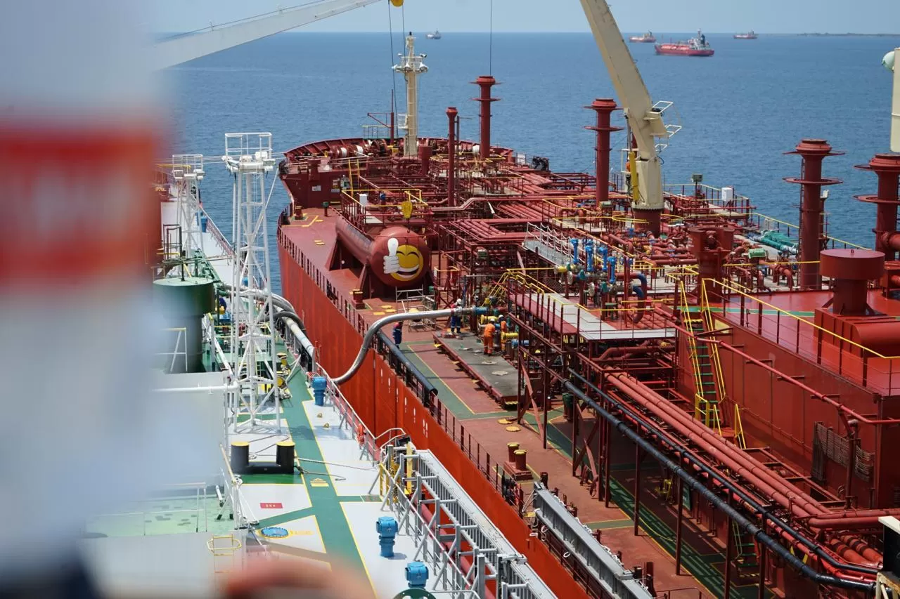Armada kapal Pertamina terus menjaga distribusi energi nasional, termasuk LPG dan BBM, hingga wilayah 3T di tengah tantangan geopolitik global. (Dok. Pertamina)
