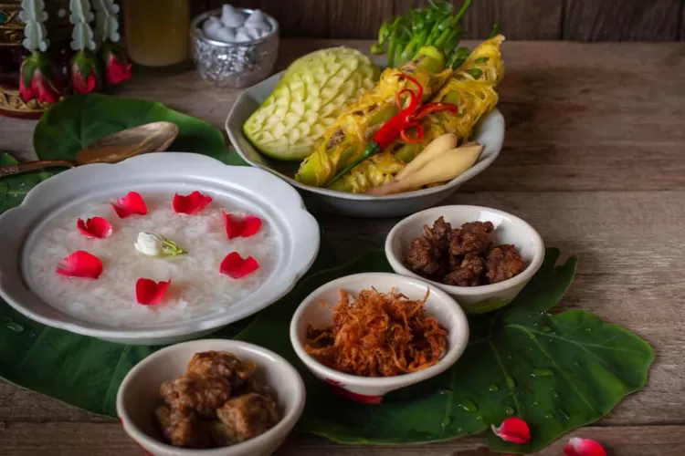 Khao chae, yang banyak dibuat di pertengahan Maret ke April ini, dihidangkan dengan aneka lauk dan manisan.  (unileverfoodsolutions.co.th)