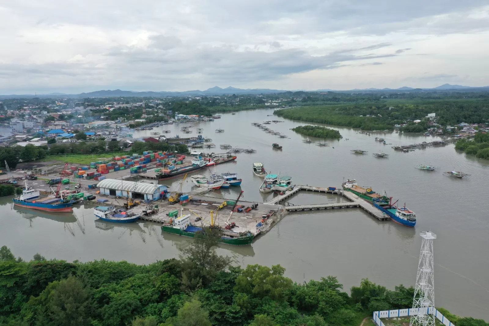 Optimalisasi layanan bongkar muat terus dilakukan PTP Nonpetikemas demi memastikan arus logistik bijih timah berjalan lancar.