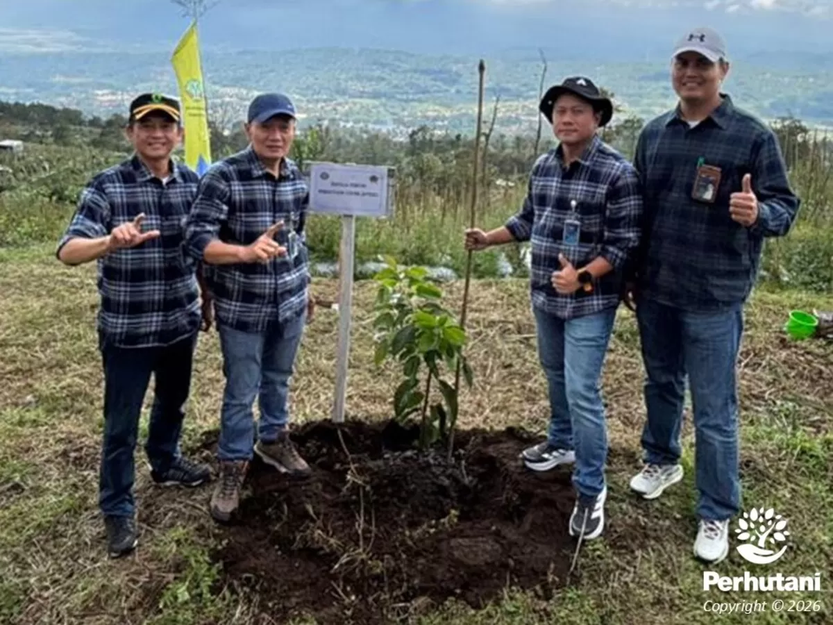 Perhutani Jateng bersama berbagai pihak tanam pohon di Candi Kedong Songo untuk dorong kelestarian hutan berkelanjutan. (perhutani.co.id)