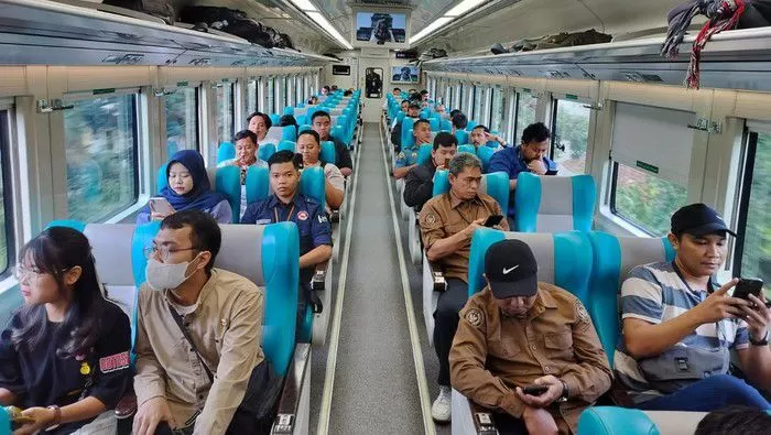 Anti capek di jalan, langsung sampai pantai. KA Pangandaran bisa jadi pilihan liburan simpel dan nyaman.