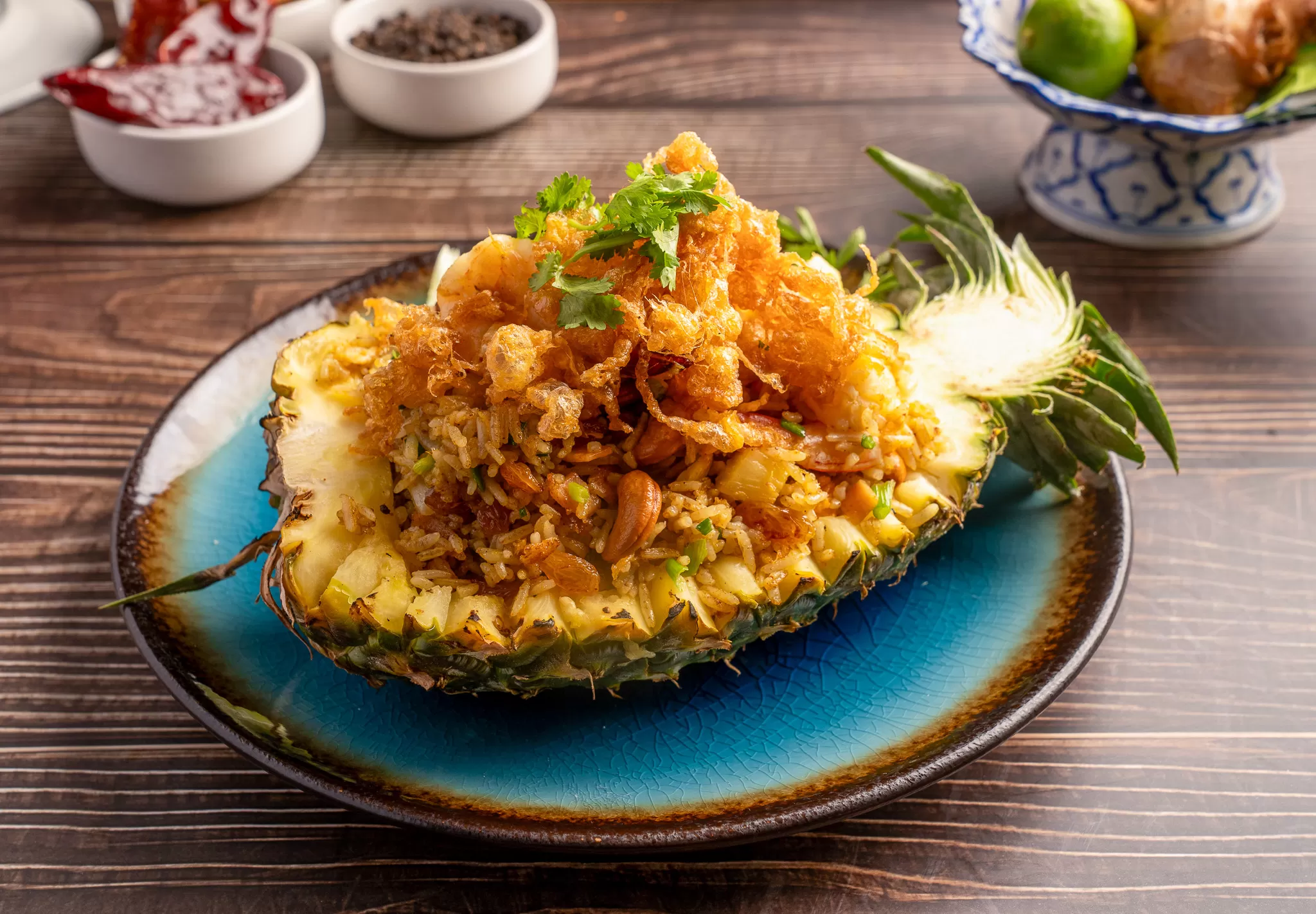 Dalam bahasa Thailand, khao pad sapparod artinya nasi goreng nanas. Disajikannya pun dalam bonggol nanas. (Facebook/Charm Thai Restaurant)