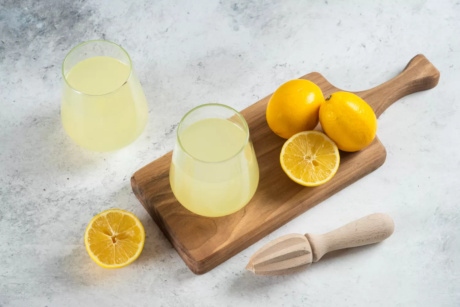 Ilustrasi - Cara aman minum air lemon tanpa khawatir merusak gigi. (Freepik/freepik)