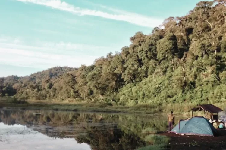 Danau Ciharus dikenal juga dengan nama Danau Pangkalan karena banyak pendaki yang mau ke puncak Gunung Rakuta berhenti sejenak di danau. (swarawarta.co.id)
