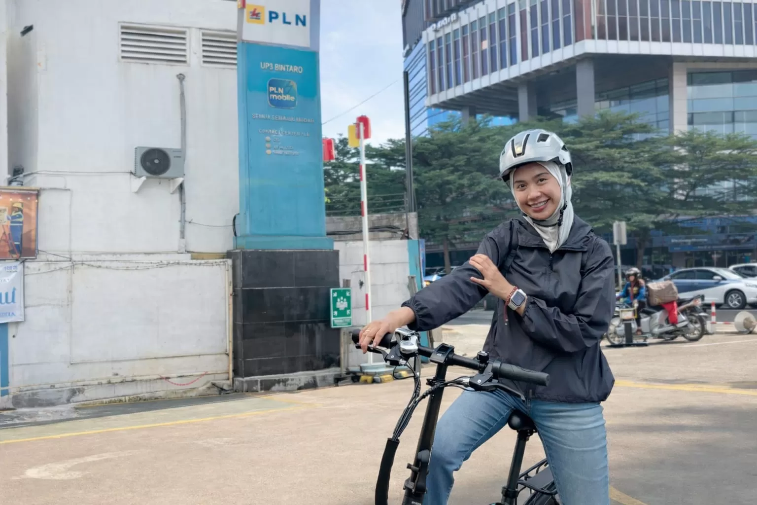Salah seorang insan PLN menggunakan scooter listrik sebagai transportasi minim emisi untuk menuju kantornya di PLN UP3 Bintaro. (Dok. PLN)