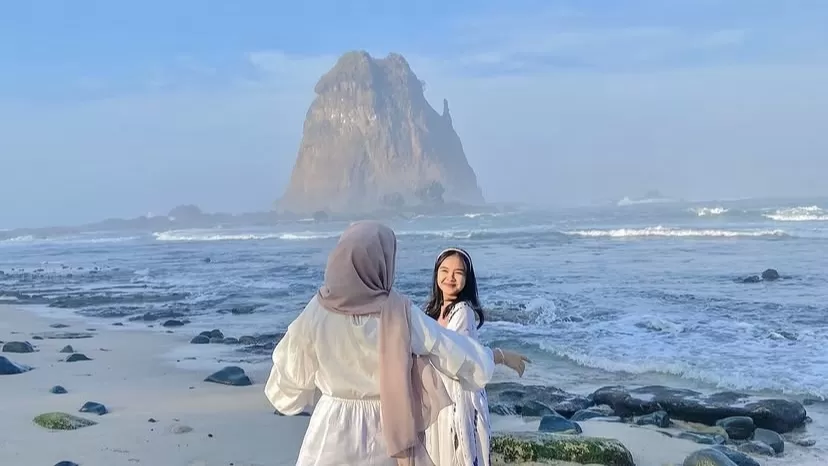 Pantai Papuma bukan sekadar destinasi, tapi pengalaman melihat laut dari sisi yang berbeda.