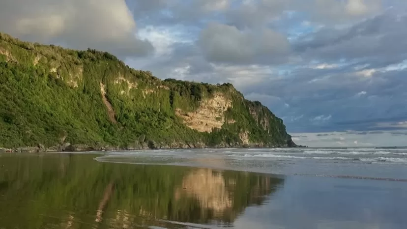 Lagi cari pantai yang nggak terlalu ramai di Jogja? Pantai Parangendog bisa jadi jawabannya.