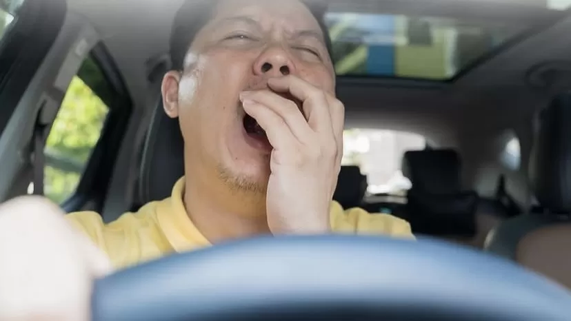 Kantuk saat berkendara bisa berujung fatal, kenali microsleep sebelum terlambat.